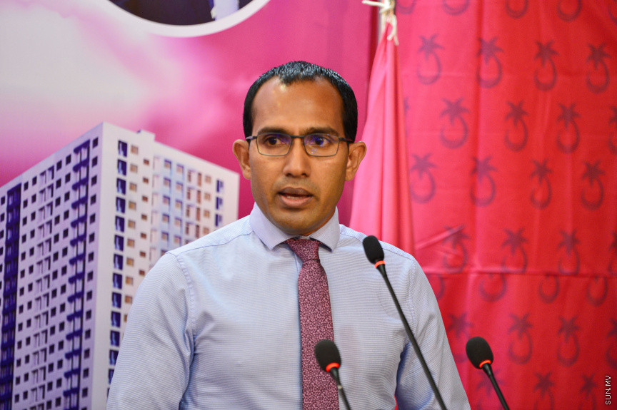 ޖުލައި 19، 2021: ކުރީގެ ކޮމިއުނިކޭޝަން މިނިސްޓަރު މުހައްމަދު މަލީހު ޖަމާލާއި ތުލުސްދޫ ދާއިރާގެ ކުރީގެ މެމްބަރު އަދި މަޝްހޫރު ގާނޫނީ ވަކީލު މުހައްމަދު ވަހީދު އިބްރާހިމް( ލޯޔަރު ވައްޑެ) އާއި ހެންވޭރު ދެކުނު ދާއިރާގެ ކުރީގެ މެމްބަރު މުހައްމަދު އަބްދުލް ކަރީމް (ރުކުމާ) މިރޭ ޕީޕީއެމަށް ސޮއިކުރުމަށް ބޭއްވި ހަފްލާގެ ތެރެއިން -- ސަން ފޮޓޯ/ ފަޔާޒު މޫސާ