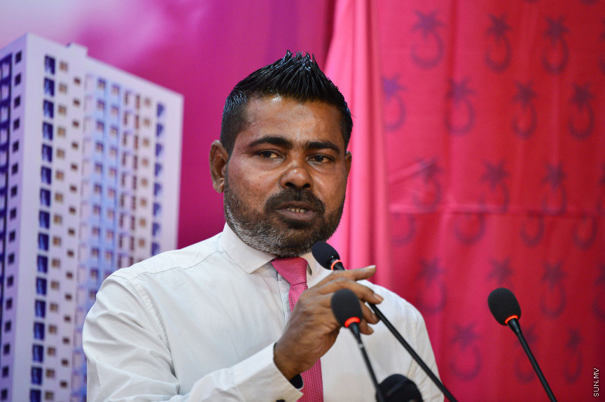 ޖުލައި 19، 2021: ކުރީގެ ކޮމިއުނިކޭޝަން މިނިސްޓަރު މުހައްމަދު މަލީހު ޖަމާލާއި ތުލުސްދޫ ދާއިރާގެ ކުރީގެ މެމްބަރު އަދި މަޝްހޫރު ގާނޫނީ ވަކީލު މުހައްމަދު ވަހީދު އިބްރާހިމް( ލޯޔަރު ވައްޑެ) އާއި ހެންވޭރު ދެކުނު ދާއިރާގެ ކުރީގެ މެމްބަރު މުހައްމަދު އަބްދުލް ކަރީމް (ރުކުމާ) މިރޭ ޕީޕީއެމަށް ސޮއިކުރުމަށް ބޭއްވި ހަފްލާގެ ތެރެއިން -- ސަން ފޮޓޯ/ ފަޔާޒު މޫސާ
