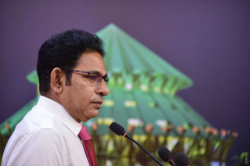 ޖުލައި 19، 2021: ކުރީގެ ކޮމިއުނިކޭޝަން މިނިސްޓަރު މުހައްމަދު މަލީހު ޖަމާލާއި ތުލުސްދޫ ދާއިރާގެ ކުރީގެ މެމްބަރު އަދި މަޝްހޫރު ގާނޫނީ ވަކީލު މުހައްމަދު ވަހީދު އިބްރާހިމް( ލޯޔަރު ވައްޑެ) އާއި ހެންވޭރު ދެކުނު ދާއިރާގެ ކުރީގެ މެމްބަރު މުހައްމަދު އަބްދުލް ކަރީމް (ރުކުމާ) މިރޭ ޕީޕީއެމަށް ސޮއިކުރުމަށް ބޭއްވި ހަފްލާގެ ތެރެއިން -- ސަން ފޮޓޯ/ ފަޔާޒު މޫސާ