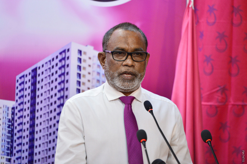 ޖުލައި 19، 2021: ކުރީގެ ކޮމިއުނިކޭޝަން މިނިސްޓަރު މުހައްމަދު މަލީހު ޖަމާލާއި ތުލުސްދޫ ދާއިރާގެ ކުރީގެ މެމްބަރު އަދި މަޝްހޫރު ގާނޫނީ ވަކީލު މުހައްމަދު ވަހީދު އިބްރާހިމް( ލޯޔަރު ވައްޑެ) އާއި ހެންވޭރު ދެކުނު ދާއިރާގެ ކުރީގެ މެމްބަރު މުހައްމަދު އަބްދުލް ކަރީމް (ރުކުމާ) މިރޭ ޕީޕީއެމަށް ސޮއިކުރުމަށް ބޭއްވި ހަފްލާގެ ތެރެއިން -- ސަން ފޮޓޯ/ ފަޔާޒު މޫސާ