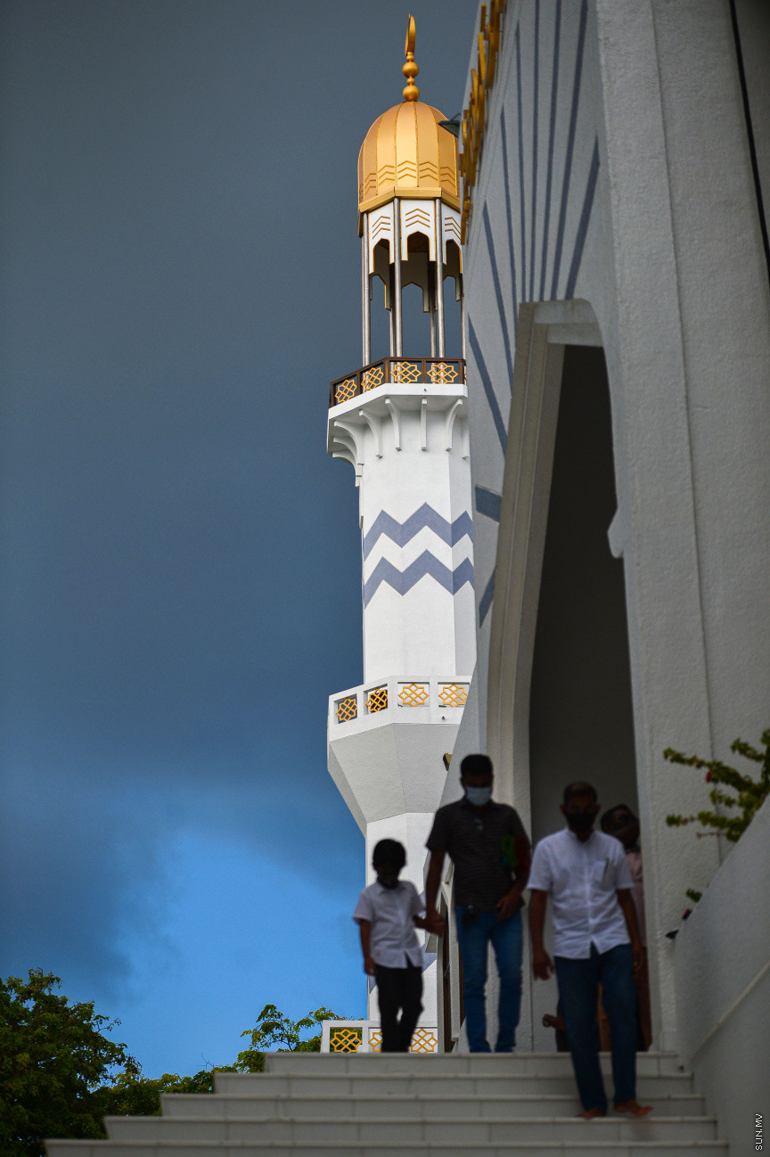 ޖުލައި 20، 2021: މާލޭގެ އިސްލާމީ މަރުކަޒުގައި ކުރެވުނު 1442ވަނަ އަހަރުގެ އަޟްހާ އީދު ނަމާދުގެ ތެރެއިން: އިއްޒަތްތެރި ބަޔަކަށް ވެވޭނީ ހަޔާތުގެ އަމާޒަކީ ދީންކަމުގައި ހަދައިގެންކަމަށް ހުތުބާގައި ވަނީ ގޮވާލާފަ -- ސަން ފޮޓޯ/ ފަޔާޒު މޫސާ