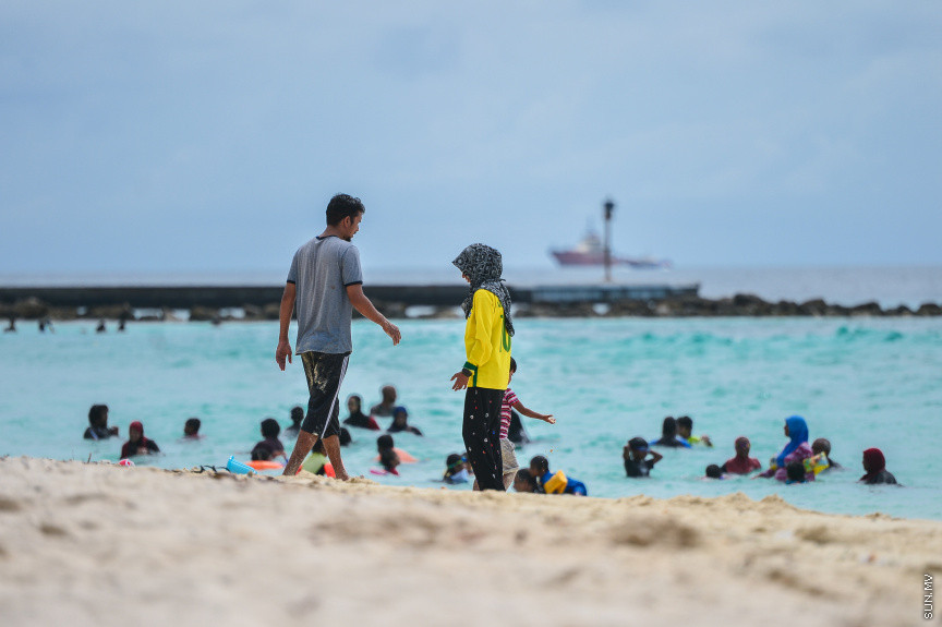ޖުލައި 20، 2021: ކޮވިޑް ބޮޑު ރާޅާއި އެކު 1442 ވަނަ އަހަރުގެ ފިތުރު އީދުގައި މާލެ އާއި ގިނަ ރަށްރަށް ލޮކްޑައުންގައި އޮތުމުގެ ސަބަބުން މީހުން ތިބެން ޖެހުނީ ގޭގައެވެ. ނަމަވެސް ކޮވިޑްގެ ހާލަތަށް ލުޔެއް ލިބި، މި އަހަރުގެ އަޟްހާ ޢީދު (ބޮޑު އީދު) ގައި މާލެ އާއި ބައެއް ރަށްރަށުގައި ކުލަގަދަކޮށް ވަނީ ފާހަގަކޮށްފަ: ވިލިގިލީގެ އަތިރިމަތީގައި އާއިލާއާއިއެކު އީދު ފާހަގަކުރުން -- ސަން ފޮޓޯ/ ފަޔާޒު މޫސާ