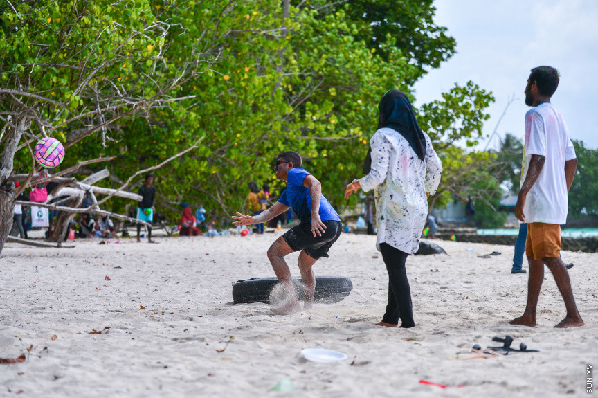 ޖުލައި 20، 2021: ކޮވިޑް ބޮޑު ރާޅާއި އެކު 1442 ވަނަ އަހަރުގެ ފިތުރު އީދުގައި މާލެ އާއި ގިނަ ރަށްރަށް ލޮކްޑައުންގައި އޮތުމުގެ ސަބަބުން މީހުން ތިބެން ޖެހުނީ ގޭގައެވެ. ނަމަވެސް ކޮވިޑްގެ ހާލަތަށް ލުޔެއް ލިބި، މި އަހަރުގެ އަޟްހާ ޢީދު (ބޮޑު އީދު) ގައި މާލެ އާއި ބައެއް ރަށްރަށުގައި ކުލަގަދަކޮށް ވަނީ ފާހަގަކޮށްފަ: ވިލިގިލީގެ އަތިރިމަތީގައި އާއިލާއާއިއެކު އީދު ފާހަގަކުރުން -- ސަން ފޮޓޯ/ ފަޔާޒު މޫސާ