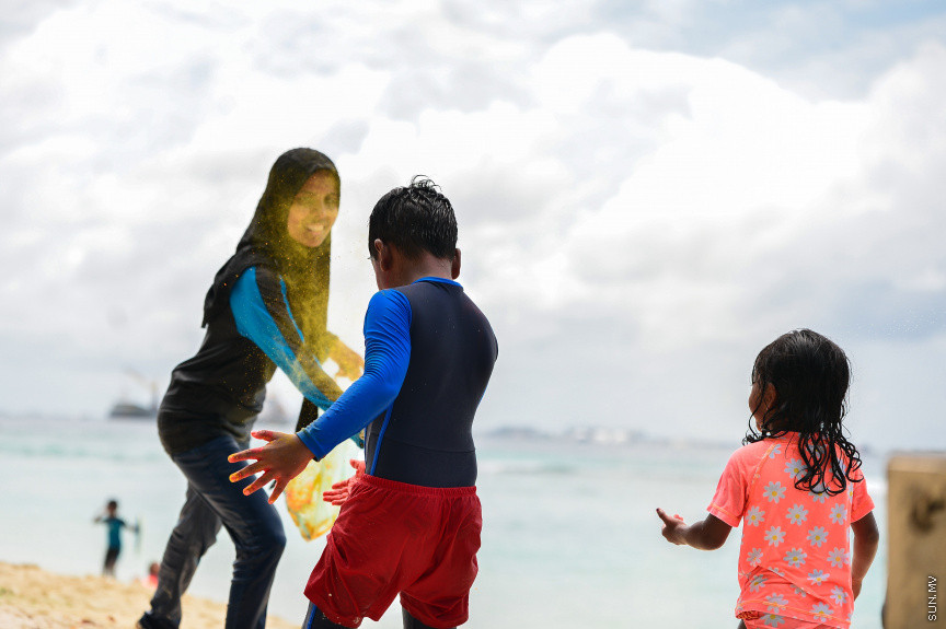 ޖުލައި 20، 2021: ކޮވިޑް ބޮޑު ރާޅާއި އެކު 1442 ވަނަ އަހަރުގެ ފިތުރު އީދުގައި މާލެ އާއި ގިނަ ރަށްރަށް ލޮކްޑައުންގައި އޮތުމުގެ ސަބަބުން މީހުން ތިބެން ޖެހުނީ ގޭގައެވެ. ނަމަވެސް ކޮވިޑްގެ ހާލަތަށް ލުޔެއް ލިބި، މި އަހަރުގެ އަޟްހާ ޢީދު (ބޮޑު އީދު) ގައި މާލެ އާއި ބައެއް ރަށްރަށުގައި ކުލަގަދަކޮށް ވަނީ ފާހަގަކޮށްފަ: ވިލިގިލީގެ އަތިރިމަތީގައި އާއިލާއާއިއެކު އީދު ފާހަގަކުރުން -- ސަން ފޮޓޯ/ ފަޔާޒު މޫސާ
