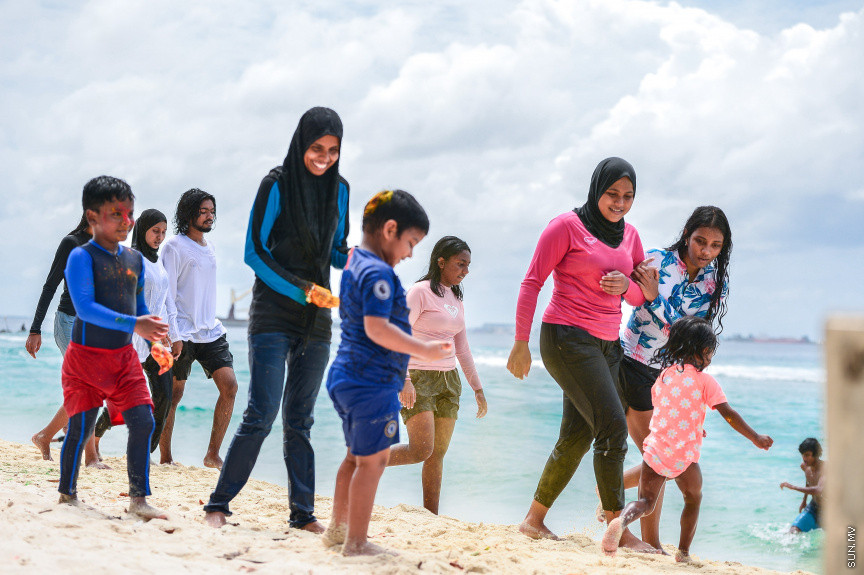 ޖުލައި 20، 2021: ކޮވިޑް ބޮޑު ރާޅާއި އެކު 1442 ވަނަ އަހަރުގެ ފިތުރު އީދުގައި މާލެ އާއި ގިނަ ރަށްރަށް ލޮކްޑައުންގައި އޮތުމުގެ ސަބަބުން މީހުން ތިބެން ޖެހުނީ ގޭގައެވެ. ނަމަވެސް ކޮވިޑްގެ ހާލަތަށް ލުޔެއް ލިބި، މި އަހަރުގެ އަޟްހާ ޢީދު (ބޮޑު އީދު) ގައި މާލެ އާއި ބައެއް ރަށްރަށުގައި ކުލަގަދަކޮށް ވަނީ ފާހަގަކޮށްފަ: ވިލިގިލީގެ އަތިރިމަތީގައި އާއިލާއާއިއެކު އީދު ފާހަގަކުރުން -- ސަން ފޮޓޯ/ ފަޔާޒު މޫސާ