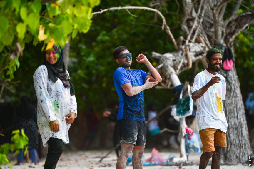 ޖުލައި 20، 2021: ކޮވިޑް ބޮޑު ރާޅާއި އެކު 1442 ވަނަ އަހަރުގެ ފިތުރު އީދުގައި މާލެ އާއި ގިނަ ރަށްރަށް ލޮކްޑައުންގައި އޮތުމުގެ ސަބަބުން މީހުން ތިބެން ޖެހުނީ ގޭގައެވެ. ނަމަވެސް ކޮވިޑްގެ ހާލަތަށް ލުޔެއް ލިބި، މި އަހަރުގެ އަޟްހާ ޢީދު (ބޮޑު އީދު) ގައި މާލެ އާއި ބައެއް ރަށްރަށުގައި ކުލަގަދަކޮށް ވަނީ ފާހަގަކޮށްފަ: ވިލިގިލީގެ އަތިރިމަތީގައި އާއިލާއާއިއެކު އީދު ފާހަގަކުރުން -- ސަން ފޮޓޯ/ ފަޔާޒު މޫސާ