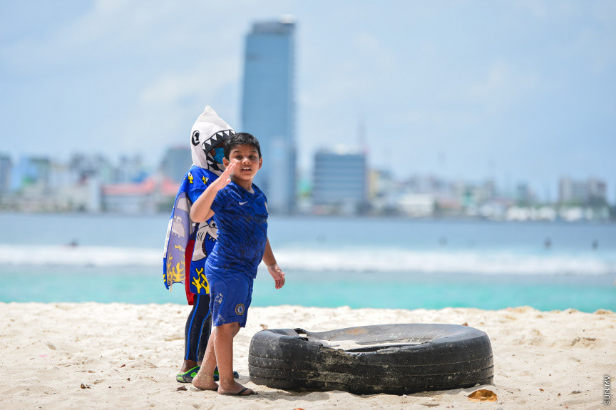 ޖުލައި 20، 2021: ކޮވިޑް ބޮޑު ރާޅާއި އެކު 1442 ވަނަ އަހަރުގެ ފިތުރު އީދުގައި މާލެ އާއި ގިނަ ރަށްރަށް ލޮކްޑައުންގައި އޮތުމުގެ ސަބަބުން މީހުން ތިބެން ޖެހުނީ ގޭގައެވެ. ނަމަވެސް ކޮވިޑްގެ ހާލަތަށް ލުޔެއް ލިބި، މި އަހަރުގެ އަޟްހާ ޢީދު (ބޮޑު އީދު) ގައި މާލެ އާއި ބައެއް ރަށްރަށުގައި ކުލަގަދަކޮށް ވަނީ ފާހަގަކޮށްފަ: ވިލިގިލީގެ އަތިރިމަތީގައި އާއިލާއާއިއެކު އީދު ފާހަގަކުރުން -- ސަން ފޮޓޯ/ ފަޔާޒު މޫސާ