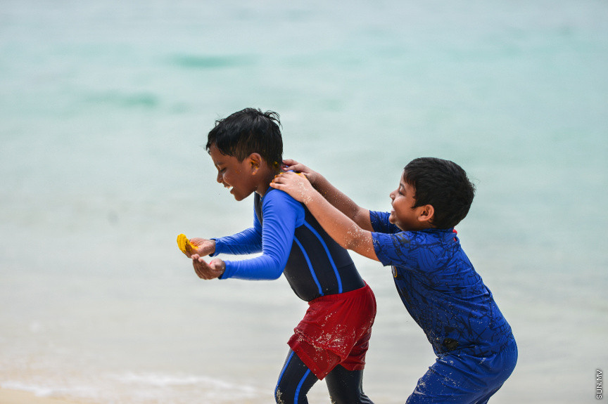 ޖުލައި 20، 2021: ކޮވިޑް ބޮޑު ރާޅާއި އެކު 1442 ވަނަ އަހަރުގެ ފިތުރު އީދުގައި މާލެ އާއި ގިނަ ރަށްރަށް ލޮކްޑައުންގައި އޮތުމުގެ ސަބަބުން މީހުން ތިބެން ޖެހުނީ ގޭގައެވެ. ނަމަވެސް ކޮވިޑްގެ ހާލަތަށް ލުޔެއް ލިބި، މި އަހަރުގެ އަޟްހާ ޢީދު (ބޮޑު އީދު) ގައި މާލެ އާއި ބައެއް ރަށްރަށުގައި ކުލަގަދަކޮށް ވަނީ ފާހަގަކޮށްފަ: ވިލިގިލީގެ އަތިރިމަތީގައި އާއިލާއާއިއެކު އީދު ފާހަގަކުރުން -- ސަން ފޮޓޯ/ ފަޔާޒު މޫސާ