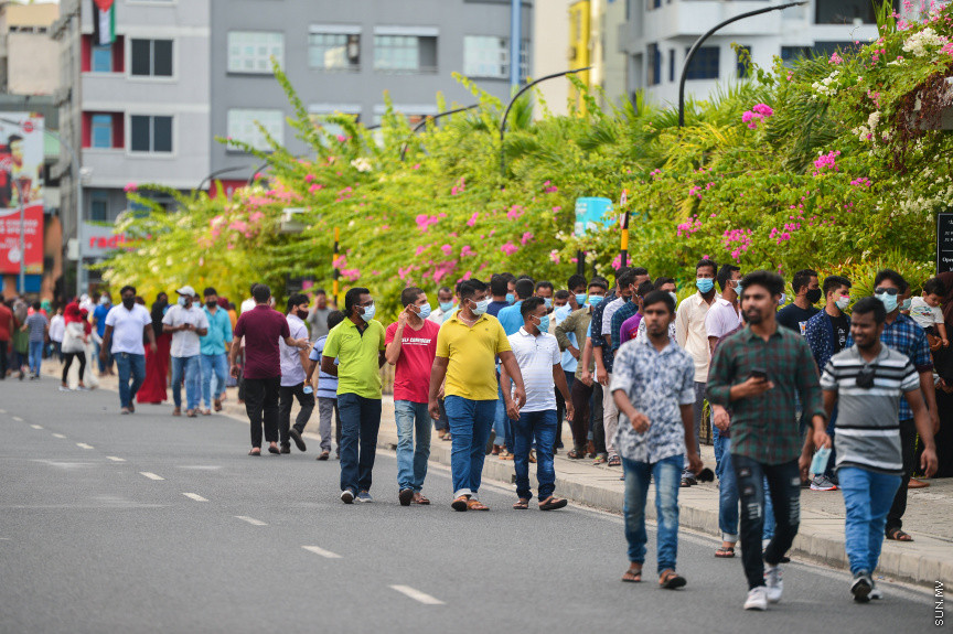 ޖުލައި 20، 2021: އަޟްހާ އީދުގައި މާލޭ ސަރަހައްދުގައި ހަވީރު ހަތަރަކުން ރޭގަނޑު 8 އަކަށް ފައިމަގުގައި އުޅުން: ގިނަ އަދަދެއްގެ ބަޔަކު އާއިލާ އާއި ރަހުމަތްތެރިންނާއި އެކު ވަނީ މަގުތަކުގައި ހިތްއުފާކޮށްލަން ނިކުމެފައި -- ސަން ފޮޓޯ/ ފަޔާޒު މޫސާ 
