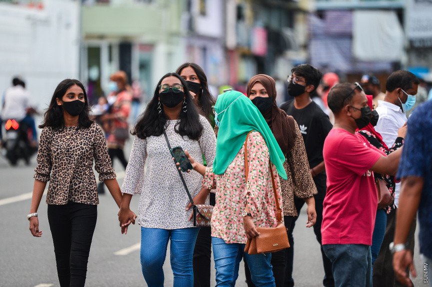 ޖުލައި 20، 2021: އަޟްހާ އީދުގައި މާލޭ ސަރަހައްދުގައި ހަވީރު ހަތަރަކުން ރޭގަނޑު 8 އަކަށް ފައިމަގުގައި އުޅުން: ގިނަ އަދަދެއްގެ ބަޔަކު އާއިލާ އާއި ރަހުމަތްތެރިންނާއި އެކު ވަނީ މަގުތަކުގައި ހިތްއުފާކޮށްލަން ނިކުމެފައި -- ސަން ފޮޓޯ/ ފަޔާޒު މޫސާ 