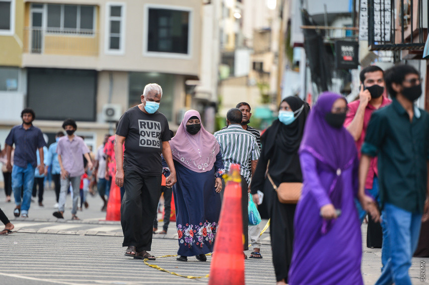 ޖުލައި 20، 2021: އަޟްހާ އީދުގައި މާލޭ ސަރަހައްދުގައި ހަވީރު ހަތަރަކުން ރޭގަނޑު 8 އަކަށް ފައިމަގުގައި އުޅުން: ގިނަ އަދަދެއްގެ ބަޔަކު އާއިލާ އާއި ރަހުމަތްތެރިންނާއި އެކު ވަނީ މަގުތަކުގައި ހިތްއުފާކޮށްލަން ނިކުމެފައި -- ސަން ފޮޓޯ/ ފަޔާޒު މޫސާ 