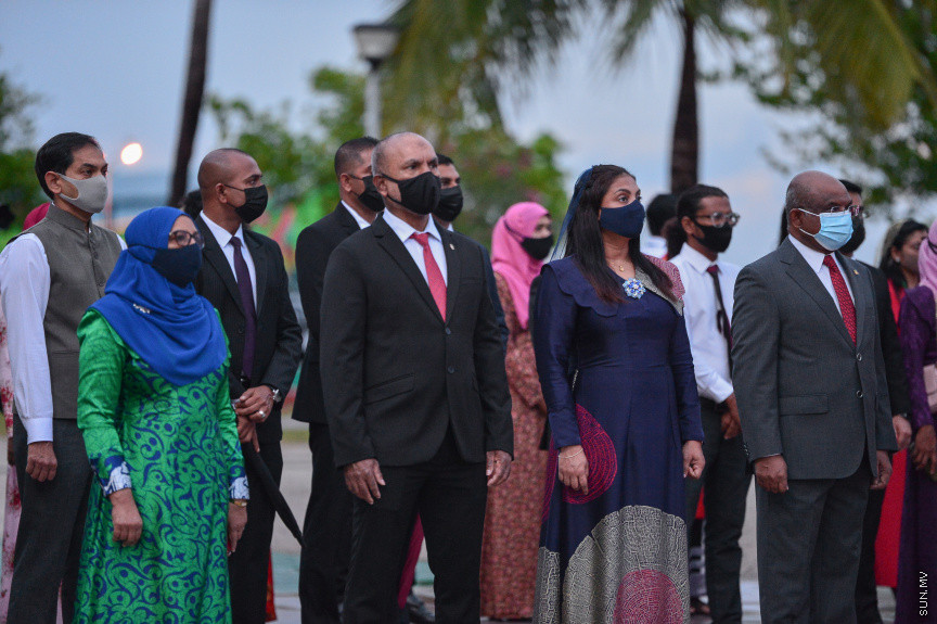 ޖުލައި 26، 2021: ރާއްޖޭގެ މިނިވަން ދުވަސް ފާހަގަކުރުމުގެ ގޮތުން ކުރިއަށްދިޔަ ދިދަ ނެގުމުގެ ހާއްސަ ރަސްމިއްޔާތުގެ ތެރެއިން: މި ރަސްމިއްޔާތުގައި ރައީސް އިބްރާހީމް މުހައްމަދު ސޯލިހު އާއި ނައިބު ފައިސަލް ނަސީމް އަދި ދައުލަތުގެ އިއްޒަތްތެރީން ބައިވެރިވެވަޑައިންނެވި -- ސަން ފޮޓޯ/ ފަޔާޒު މޫސާ