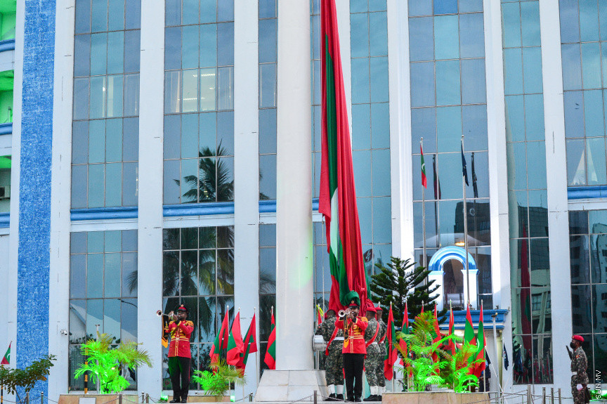 ޖުލައި 26، 2021: ރާއްޖޭގެ މިނިވަން ދުވަސް ފާހަގަކުރުމުގެ ގޮތުން ކުރިއަށްދިޔަ ދިދަ ނެގުމުގެ ހާއްސަ ރަސްމިއްޔާތުގެ ތެރެއިން: މި ރަސްމިއްޔާތުގައި ރައީސް އިބްރާހީމް މުހައްމަދު ސޯލިހު އާއި ނައިބު ފައިސަލް ނަސީމް އަދި ދައުލަތުގެ އިއްޒަތްތެރީން ބައިވެރިވެވަޑައިންނެވި -- ސަން ފޮޓޯ/ ފަޔާޒު މޫސާ