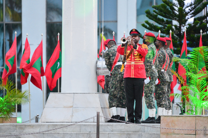 ޖުލައި 26، 2021: ރާއްޖޭގެ މިނިވަން ދުވަސް ފާހަގަކުރުމުގެ ގޮތުން ކުރިއަށްދިޔަ ދިދަ ނެގުމުގެ ހާއްސަ ރަސްމިއްޔާތުގެ ތެރެއިން: މި ރަސްމިއްޔާތުގައި ރައީސް އިބްރާހީމް މުހައްމަދު ސޯލިހު އާއި ނައިބު ފައިސަލް ނަސީމް އަދި ދައުލަތުގެ އިއްޒަތްތެރީން ބައިވެރިވެވަޑައިންނެވި -- ސަން ފޮޓޯ/ ފަޔާޒު މޫސާ