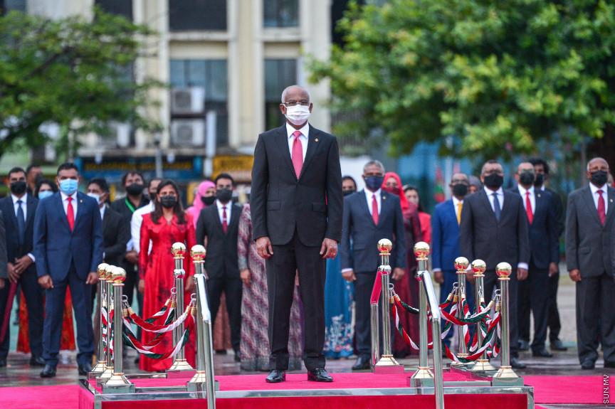 ޖުލައި 26، 2021: ރާއްޖޭގެ މިނިވަން ދުވަސް ފާހަގަކުރުމުގެ ގޮތުން ކުރިއަށްދިޔަ ދިދަ ނެގުމުގެ ހާއްސަ ރަސްމިއްޔާތުގެ ތެރެއިން: މި ރަސްމިއްޔާތުގައި ރައީސް އިބްރާހީމް މުހައްމަދު ސޯލިހު އާއި ނައިބު ފައިސަލް ނަސީމް އަދި ދައުލަތުގެ އިއްޒަތްތެރީން ބައިވެރިވެވަޑައިންނެވި -- ސަން ފޮޓޯ/ ފަޔާޒު މޫސާ