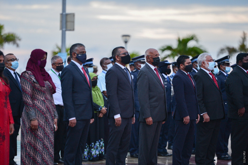 ޖުލައި 26، 2021: ރާއްޖޭގެ މިނިވަން ދުވަސް ފާހަގަކުރުމުގެ ގޮތުން ކުރިއަށްދިޔަ ދިދަ ނެގުމުގެ ހާއްސަ ރަސްމިއްޔާތުގެ ތެރެއިން: މި ރަސްމިއްޔާތުގައި ރައީސް އިބްރާހީމް މުހައްމަދު ސޯލިހު އާއި ނައިބު ފައިސަލް ނަސީމް އަދި ދައުލަތުގެ އިއްޒަތްތެރީން ބައިވެރިވެވަޑައިންނެވި -- ސަން ފޮޓޯ/ ފަޔާޒު މޫސާ