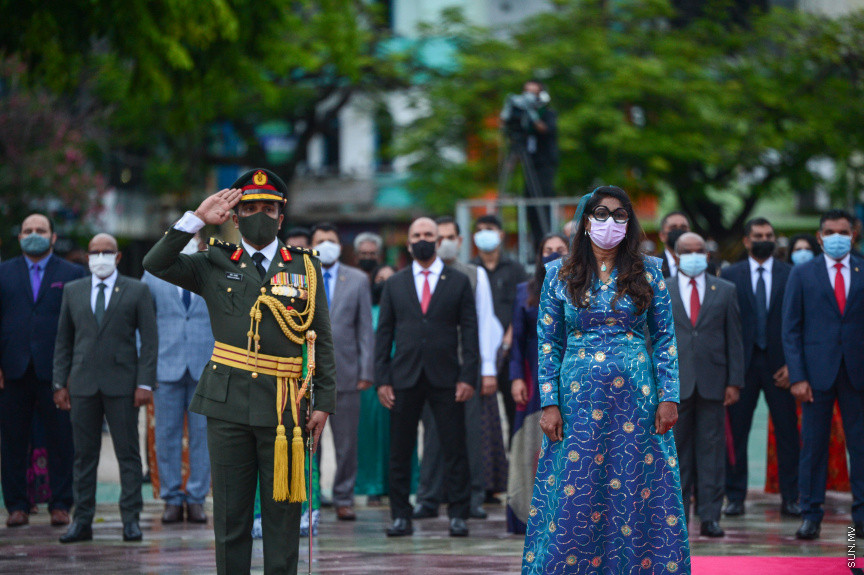 ޖުލައި 26، 2021: ރާއްޖޭގެ މިނިވަން ދުވަސް ފާހަގަކުރުމުގެ ގޮތުން ކުރިއަށްދިޔަ ދިދަ ނެގުމުގެ ހާއްސަ ރަސްމިއްޔާތުގެ ތެރެއިން: މި ރަސްމިއްޔާތުގައި ރައީސް އިބްރާހީމް މުހައްމަދު ސޯލިހު އާއި ނައިބު ފައިސަލް ނަސީމް އަދި ދައުލަތުގެ އިއްޒަތްތެރީން ބައިވެރިވެވަޑައިންނެވި -- ސަން ފޮޓޯ/ ފަޔާޒު މޫސާ
