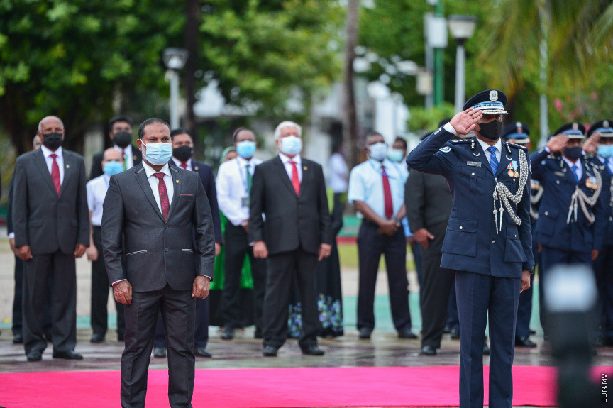 ޖުލައި 26، 2021: ރާއްޖޭގެ މިނިވަން ދުވަސް ފާހަގަކުރުމުގެ ގޮތުން ކުރިއަށްދިޔަ ދިދަ ނެގުމުގެ ހާއްސަ ރަސްމިއްޔާތުގެ ތެރެއިން: މި ރަސްމިއްޔާތުގައި ރައީސް އިބްރާހީމް މުހައްމަދު ސޯލިހު އާއި ނައިބު ފައިސަލް ނަސީމް އަދި ދައުލަތުގެ އިއްޒަތްތެރީން ބައިވެރިވެވަޑައިންނެވި -- ސަން ފޮޓޯ/ ފަޔާޒު މޫސާޖުލައި 26، 2021: ރާއްޖޭގެ މިނިވަން ދުވަސް ފާހަގަކުރުމުގެ ގޮތުން ކުރިއަށްދިޔަ ދިދަ ނެގުމުގެ ހާއްސަ ރަސްމިއްޔާތުގެ ތެރެއިން: މި ރަސްމިއްޔާތުގައި ރައީސް އިބްރާހީމް މުހައްމަދު ސޯލިހު އާއި ނައިބު ފައިސަލް ނަސީމް އަދި ދައުލަތުގެ އިއްޒަތްތެރީން ބައިވެރިވެވަޑައިންނެވި -- ސަން ފޮޓޯ/ ފަޔާޒު މޫސާ