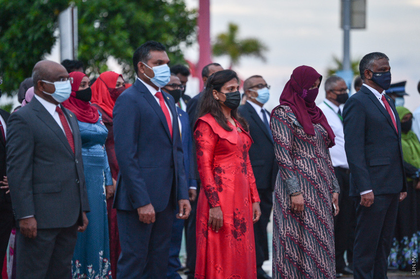 ޖުލައި 26، 2021: ރާއްޖޭގެ މިނިވަން ދުވަސް ފާހަގަކުރުމުގެ ގޮތުން ކުރިއަށްދިޔަ ދިދަ ނެގުމުގެ ހާއްސަ ރަސްމިއްޔާތުގެ ތެރެއިން: މި ރަސްމިއްޔާތުގައި ރައީސް އިބްރާހީމް މުހައްމަދު ސޯލިހު އާއި ނައިބު ފައިސަލް ނަސީމް އަދި ދައުލަތުގެ އިއްޒަތްތެރީން ބައިވެރިވެވަޑައިންނެވި -- ސަން ފޮޓޯ/ ފަޔާޒު މޫސާ