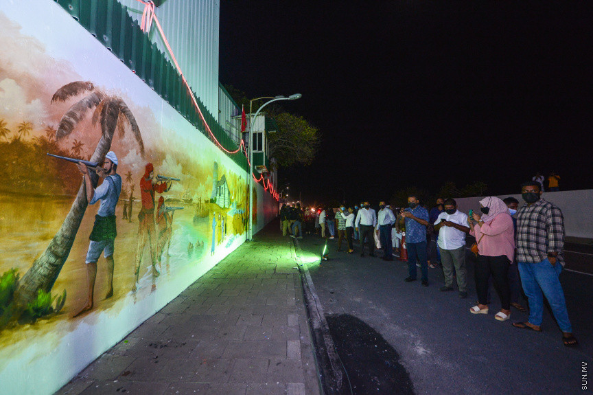 ޖުލައި 26، 2021: މިނިވަން ދުވަހުގެ މުނާސަބަތާއި ގުޅުވައިގެން، ހޯމް މިނިސްޓްރީ އިސްނަގައިގެން ސްޓެލްކޯގެ އެހީތެރިކަމާއި އެކު، ހުނަރުވެރި ކުރެހުންތެރިން މެދުވެރިކޮށް ރާއްޖޭގެ ތާރީހާއި، ރާއްޖޭގެ މިނިވަންކަމަށް ކުރެވުނު މަސައްކަތް ދައްކުވައިދޭ ކުރެހުންތައް ހުޅުވާލުން -- -- ސަން ފޮޓޯ/ ފަޔާޒު މޫސާ