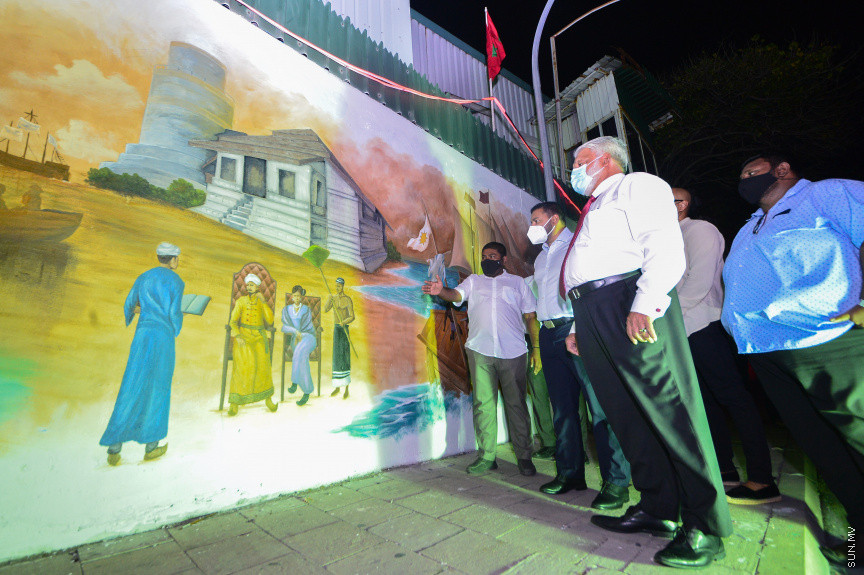 ޖުލައި 26، 2021: މިނިވަން ދުވަހުގެ މުނާސަބަތާއި ގުޅުވައިގެން، ހޯމް މިނިސްޓްރީ އިސްނަގައިގެން ސްޓެލްކޯގެ އެހީތެރިކަމާއި އެކު، ހުނަރުވެރި ކުރެހުންތެރިން މެދުވެރިކޮށް ރާއްޖޭގެ ތާރީހާއި، ރާއްޖޭގެ މިނިވަންކަމަށް ކުރެވުނު މަސައްކަތް ދައްކުވައިދޭ ކުރެހުންތައް ހުޅުވާލުން -- -- ސަން ފޮޓޯ/ ފަޔާޒު މޫސާ