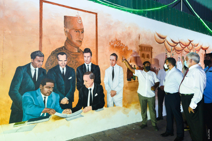 ޖުލައި 26، 2021: މިނިވަން ދުވަހުގެ މުނާސަބަތާއި ގުޅުވައިގެން، ހޯމް މިނިސްޓްރީ އިސްނަގައިގެން ސްޓެލްކޯގެ އެހީތެރިކަމާއި އެކު، ހުނަރުވެރި ކުރެހުންތެރިން މެދުވެރިކޮށް ރާއްޖޭގެ ތާރީހާއި، ރާއްޖޭގެ މިނިވަންކަމަށް ކުރެވުނު މަސައްކަތް ދައްކުވައިދޭ ކުރެހުންތައް ހުޅުވާލުން -- -- ސަން ފޮޓޯ/ ފަޔާޒު މޫސާ