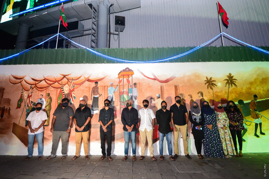 ޖުލައި 26، 2021: މިނިވަން ދުވަހުގެ މުނާސަބަތާއި ގުޅުވައިގެން، ހޯމް މިނިސްޓްރީ އިސްނަގައިގެން ސްޓެލްކޯގެ އެހީތެރިކަމާއި އެކު، ހުނަރުވެރި ކުރެހުންތެރިން މެދުވެރިކޮށް ރާއްޖޭގެ ތާރީހާއި، ރާއްޖޭގެ މިނިވަންކަމަށް ކުރެވުނު މަސައްކަތް ދައްކުވައިދޭ ކުރެހުންތައް ހުޅުވާލުން -- -- ސަން ފޮޓޯ/ ފަޔާޒު މޫސާ