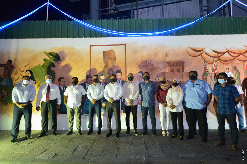 ޖުލައި 26، 2021: މިނިވަން ދުވަހުގެ މުނާސަބަތާއި ގުޅުވައިގެން، ހޯމް މިނިސްޓްރީ އިސްނަގައިގެން ސްޓެލްކޯގެ އެހީތެރިކަމާއި އެކު، ހުނަރުވެރި ކުރެހުންތެރިން މެދުވެރިކޮށް ރާއްޖޭގެ ތާރީހާއި، ރާއްޖޭގެ މިނިވަންކަމަށް ކުރެވުނު މަސައްކަތް ދައްކުވައިދޭ ކުރެހުންތައް ހުޅުވާލުން -- -- ސަން ފޮޓޯ/ ފަޔާޒު މޫސާ
