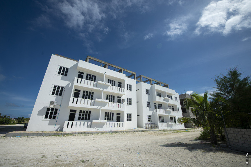 އޮގަސްޓް 1، 2021: ރާއްޖޭގައި އޮތް އެންމެ ވަރުގަދަ އެއް ސިނައީ ސަރަހައްދަކީ ގުޅީފަޅެވެ. އެ ސަރަހައްދުގައި އެކި ކަހަލަ ސިނާއީ މަސައްކަތްތައް މިހާރުވެސް ކުރަމުންދާއިރު އަދިވެސް އެސަރަހައްދުގެ ތަރައްގީގެ ދުވެލި މަޑުޖެހުމުގެ ކުލަވަރެއް ނުފެނެއެވެ. ތިލަމާލެ ބްރިޖާއެކު އެ ސަރަހައްދުގައި ތަރައްގީގެ ދުވެލި މެކުހަށް ޖެހިލާނެކަމަށް ލަފާކުރެވެއެވެ. ބްރިޖުގެ ފައިދާ މާލެ ސަރަހައްދާއި ގުޅީފަޅު އަދި ދެން ގުޅުވާލާ އެތައް ރަށަކަށްވެސް ކުރާނެއެވެ. -- ސަން ފޮޓޯ/ ފަޔާޒު މޫސާ