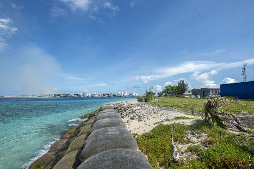 އޮގަސްޓް 1، 2021: ރާއްޖޭގައި އޮތް އެންމެ ވަރުގަދަ އެއް ސިނައީ ސަރަހައްދަކީ ގުޅީފަޅެވެ. އެ ސަރަހައްދުގައި އެކި ކަހަލަ ސިނާއީ މަސައްކަތްތައް މިހާރުވެސް ކުރަމުންދާއިރު އަދިވެސް އެސަރަހައްދުގެ ތަރައްގީގެ ދުވެލި މަޑުޖެހުމުގެ ކުލަވަރެއް ނުފެނެއެވެ. ތިލަމާލެ ބްރިޖާއެކު އެ ސަރަހައްދުގައި ތަރައްގީގެ ދުވެލި މެކުހަށް ޖެހިލާނެކަމަށް ލަފާކުރެވެއެވެ. ބްރިޖުގެ ފައިދާ މާލެ ސަރަހައްދާއި ގުޅީފަޅު އަދި ދެން ގުޅުވާލާ އެތައް ރަށަކަށްވެސް ކުރާނެއެވެ. -- ސަން ފޮޓޯ/ ފަޔާޒު މޫސާ