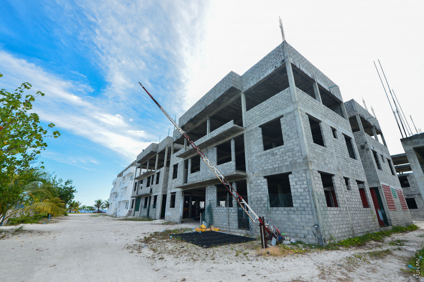 އޮގަސްޓް 1، 2021: ރާއްޖޭގައި އޮތް އެންމެ ވަރުގަދަ އެއް ސިނައީ ސަރަހައްދަކީ ގުޅީފަޅެވެ. އެ ސަރަހައްދުގައި އެކި ކަހަލަ ސިނާއީ މަސައްކަތްތައް މިހާރުވެސް ކުރަމުންދާއިރު އަދިވެސް އެސަރަހައްދުގެ ތަރައްގީގެ ދުވެލި މަޑުޖެހުމުގެ ކުލަވަރެއް ނުފެނެއެވެ. ތިލަމާލެ ބްރިޖާއެކު އެ ސަރަހައްދުގައި ތަރައްގީގެ ދުވެލި މެކުހަށް ޖެހިލާނެކަމަށް ލަފާކުރެވެއެވެ. ބްރިޖުގެ ފައިދާ މާލެ ސަރަހައްދާއި ގުޅީފަޅު އަދި ދެން ގުޅުވާލާ އެތައް ރަށަކަށްވެސް ކުރާނެއެވެ. -- ސަން ފޮޓޯ/ ފަޔާޒު މޫސާ