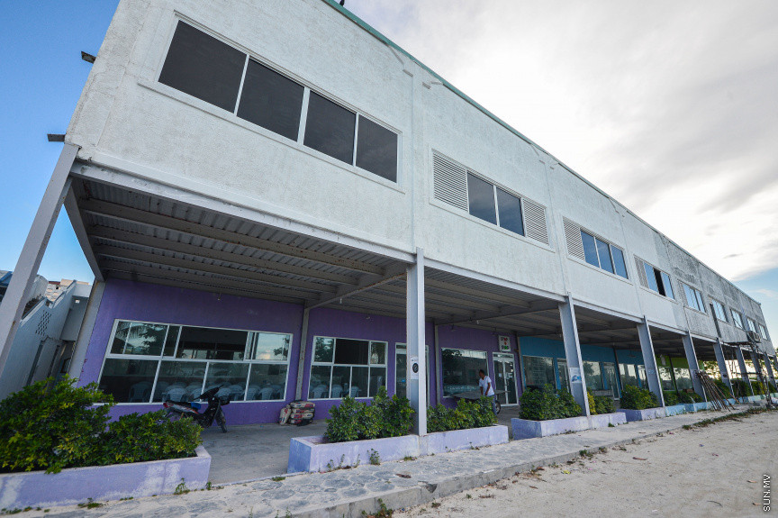 އޮގަސްޓް 1، 2021: ރާއްޖޭގައި އޮތް އެންމެ ވަރުގަދަ އެއް ސިނައީ ސަރަހައްދަކީ ގުޅީފަޅެވެ. އެ ސަރަހައްދުގައި އެކި ކަހަލަ ސިނާއީ މަސައްކަތްތައް މިހާރުވެސް ކުރަމުންދާއިރު އަދިވެސް އެސަރަހައްދުގެ ތަރައްގީގެ ދުވެލި މަޑުޖެހުމުގެ ކުލަވަރެއް ނުފެނެއެވެ. ތިލަމާލެ ބްރިޖާއެކު އެ ސަރަހައްދުގައި ތަރައްގީގެ ދުވެލި މެކުހަށް ޖެހިލާނެކަމަށް ލަފާކުރެވެއެވެ. ބްރިޖުގެ ފައިދާ މާލެ ސަރަހައްދާއި ގުޅީފަޅު އަދި ދެން ގުޅުވާލާ އެތައް ރަށަކަށްވެސް ކުރާނެއެވެ. -- ސަން ފޮޓޯ/ ފަޔާޒު މޫސާ