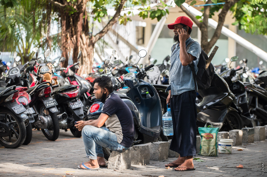 އޮގަސްޓް 5، 2021: ކޮންމެ ދުވަހަކުވެސް އަރާ އިރާއެކު ބިދޭސީ މަސައްކަތްތެރިންގެ ތެރެއިން ގިނަ ބަޔަކު އަންނަނީ މާލޭގެ މަގުތަކުގައި ހަރަކާތްތެރިވަމުންނެވެ. މީގެތެރެއިން އެއްބަޔަކު އާމްދަނީ ހޯދުމަށް ކުރާ މަސައްކަތަކީ ކާރާއި ސައިކަލު ދޮވެ ސާފުކުރުމެވެ. އެގޮތުން ކޮންމެ ދުވަހަކުވެސް މި މީހުން އިރު އޮއްސެންދެން މި މަސައްކަތުގައި ތިބެއެވެ. ކާނިވާ ސަރަހައްދާއި ހުޅުމާލޭގެ ބައެއް މަގުތަކުން މިއީ އާންމު މަންޒަރެކެވެ. އަދި ކޮންމެ ދުވަހަކުވެސް މި މަސައްކަތުން 300 ވަރަކަށް ރުފިޔާ ހޯދާކަމަށް މި މަސައްކަތްކުރާ ބިދޭސީން ބުނެއެވެ. އެއީ މަހެއްގެ މައްޗަށް ގާތްގަނގަޑަކަށް 9،000އެއްހާ ރުފިޔާއެވެ. މިތަނުން ބޮޑު ބައެއް ދަނީ އަމިއްލަ ގައުމުގައި ތިބޭ އާއިލާއަށެވެ. ރާއްޖެއިން ބޭރަށެވެ. -- ސަން ފޮޓޯ/ ފަޔާޒު މޫސާ