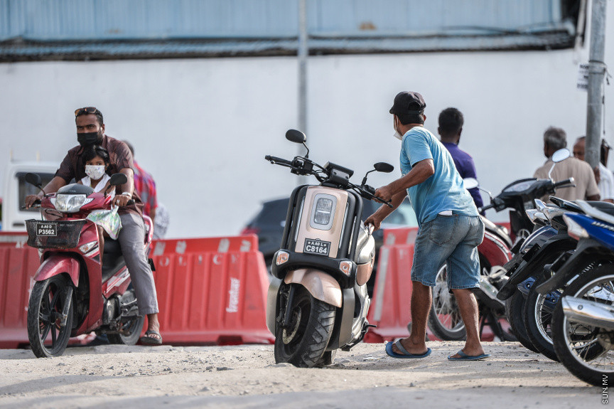 އޮގަސްޓް 5، 2021: ކޮންމެ ދުވަހަކުވެސް އަރާ އިރާއެކު ބިދޭސީ މަސައްކަތްތެރިންގެ ތެރެއިން ގިނަ ބަޔަކު އަންނަނީ މާލޭގެ މަގުތަކުގައި ހަރަކާތްތެރިވަމުންނެވެ. މީގެތެރެއިން އެއްބަޔަކު އާމްދަނީ ހޯދުމަށް ކުރާ މަސައްކަތަކީ ކާރާއި ސައިކަލު ދޮވެ ސާފުކުރުމެވެ. އެގޮތުން ކޮންމެ ދުވަހަކުވެސް މި މީހުން އިރު އޮއްސެންދެން މި މަސައްކަތުގައި ތިބެއެވެ. ކާނިވާ ސަރަހައްދާއި ހުޅުމާލޭގެ ބައެއް މަގުތަކުން މިއީ އާންމު މަންޒަރެކެވެ. އަދި ކޮންމެ ދުވަހަކުވެސް މި މަސައްކަތުން 300 ވަރަކަށް ރުފިޔާ ހޯދާކަމަށް މި މަސައްކަތްކުރާ ބިދޭސީން ބުނެއެވެ. އެއީ މަހެއްގެ މައްޗަށް ގާތްގަނގަޑަކަށް 9،000އެއްހާ ރުފިޔާއެވެ. މިތަނުން ބޮޑު ބައެއް ދަނީ އަމިއްލަ ގައުމުގައި ތިބޭ އާއިލާއަށެވެ. ރާއްޖެއިން ބޭރަށެވެ. -- ސަން ފޮޓޯ/ ފަޔާޒު މޫސާ