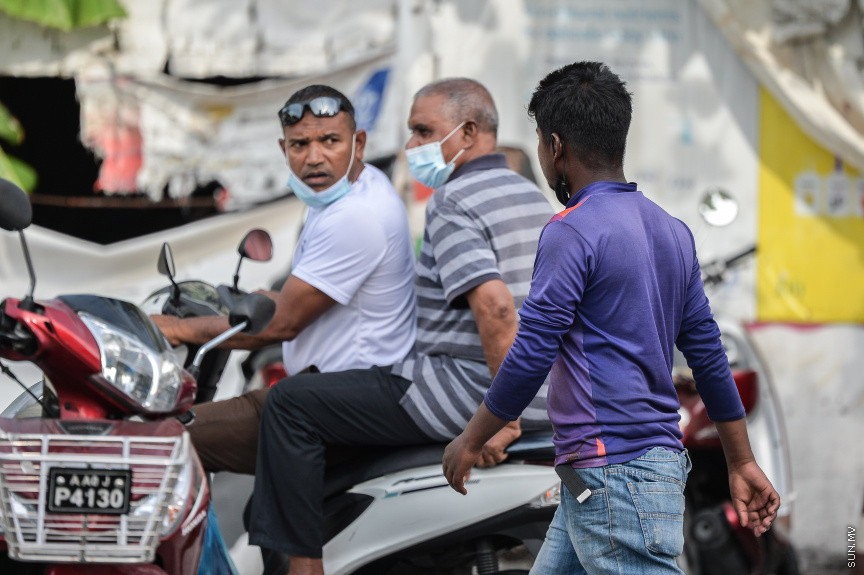އޮގަސްޓް 5، 2021: ކޮންމެ ދުވަހަކުވެސް އަރާ އިރާއެކު ބިދޭސީ މަސައްކަތްތެރިންގެ ތެރެއިން ގިނަ ބަޔަކު އަންނަނީ މާލޭގެ މަގުތަކުގައި ހަރަކާތްތެރިވަމުންނެވެ. މީގެތެރެއިން އެއްބަޔަކު އާމްދަނީ ހޯދުމަށް ކުރާ މަސައްކަތަކީ ކާރާއި ސައިކަލު ދޮވެ ސާފުކުރުމެވެ. އެގޮތުން ކޮންމެ ދުވަހަކުވެސް މި މީހުން އިރު އޮއްސެންދެން މި މަސައްކަތުގައި ތިބެއެވެ. ކާނިވާ ސަރަހައްދާއި ހުޅުމާލޭގެ ބައެއް މަގުތަކުން މިއީ އާންމު މަންޒަރެކެވެ. އަދި ކޮންމެ ދުވަހަކުވެސް މި މަސައްކަތުން 300 ވަރަކަށް ރުފިޔާ ހޯދާކަމަށް މި މަސައްކަތްކުރާ ބިދޭސީން ބުނެއެވެ. އެއީ މަހެއްގެ މައްޗަށް ގާތްގަނގަޑަކަށް 9،000އެއްހާ ރުފިޔާއެވެ. މިތަނުން ބޮޑު ބައެއް ދަނީ އަމިއްލަ ގައުމުގައި ތިބޭ އާއިލާއަށެވެ. ރާއްޖެއިން ބޭރަށެވެ. -- ސަން ފޮޓޯ/ ފަޔާޒު މޫސާ