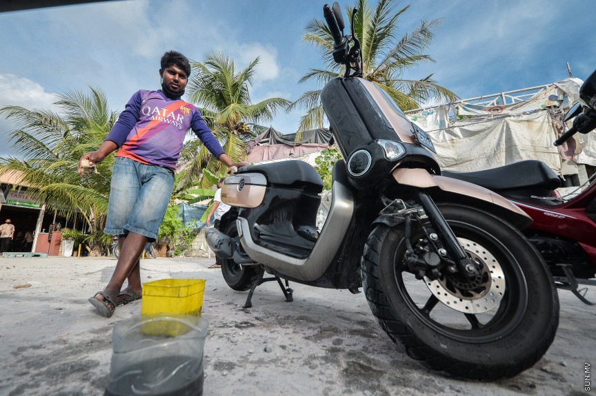 އޮގަސްޓް 5، 2021: ކޮންމެ ދުވަހަކުވެސް އަރާ އިރާއެކު ބިދޭސީ މަސައްކަތްތެރިންގެ ތެރެއިން ގިނަ ބަޔަކު އަންނަނީ މާލޭގެ މަގުތަކުގައި ހަރަކާތްތެރިވަމުންނެވެ. މީގެތެރެއިން އެއްބަޔަކު އާމްދަނީ ހޯދުމަށް ކުރާ މަސައްކަތަކީ ކާރާއި ސައިކަލު ދޮވެ ސާފުކުރުމެވެ. އެގޮތުން ކޮންމެ ދުވަހަކުވެސް މި މީހުން އިރު އޮއްސެންދެން މި މަސައްކަތުގައި ތިބެއެވެ. ކާނިވާ ސަރަހައްދާއި ހުޅުމާލޭގެ ބައެއް މަގުތަކުން މިއީ އާންމު މަންޒަރެކެވެ. އަދި ކޮންމެ ދުވަހަކުވެސް މި މަސައްކަތުން 300 ވަރަކަށް ރުފިޔާ ހޯދާކަމަށް މި މަސައްކަތްކުރާ ބިދޭސީން ބުނެއެވެ. އެއީ މަހެއްގެ މައްޗަށް ގާތްގަނގަޑަކަށް 9،000އެއްހާ ރުފިޔާއެވެ. މިތަނުން ބޮޑު ބައެއް ދަނީ އަމިއްލަ ގައުމުގައި ތިބޭ އާއިލާއަށެވެ. ރާއްޖެއިން ބޭރަށެވެ. -- ސަން ފޮޓޯ/ ފަޔާޒު މޫސާ