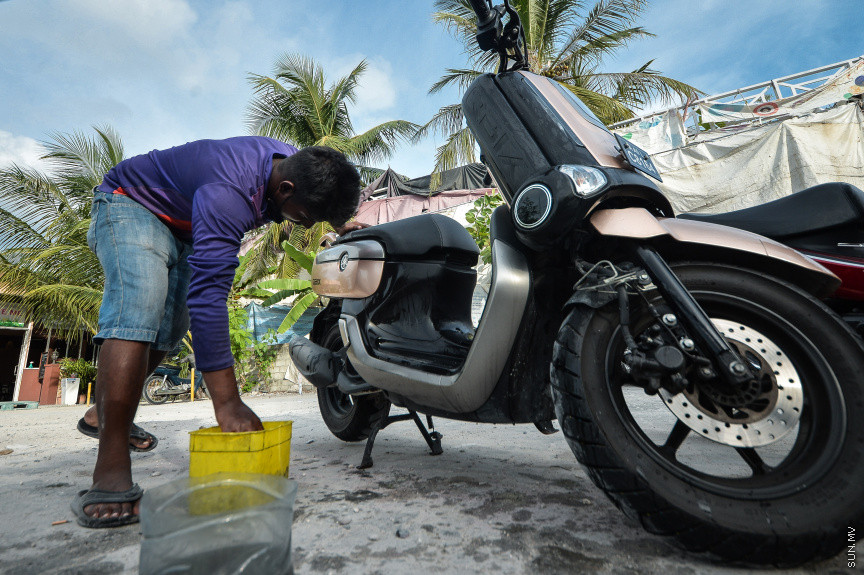 އޮގަސްޓް 5، 2021: ކޮންމެ ދުވަހަކުވެސް އަރާ އިރާއެކު ބިދޭސީ މަސައްކަތްތެރިންގެ ތެރެއިން ގިނަ ބަޔަކު އަންނަނީ މާލޭގެ މަގުތަކުގައި ހަރަކާތްތެރިވަމުންނެވެ. މީގެތެރެއިން އެއްބަޔަކު އާމްދަނީ ހޯދުމަށް ކުރާ މަސައްކަތަކީ ކާރާއި ސައިކަލު ދޮވެ ސާފުކުރުމެވެ. އެގޮތުން ކޮންމެ ދުވަހަކުވެސް މި މީހުން އިރު އޮއްސެންދެން މި މަސައްކަތުގައި ތިބެއެވެ. ކާނިވާ ސަރަހައްދާއި ހުޅުމާލޭގެ ބައެއް މަގުތަކުން މިއީ އާންމު މަންޒަރެކެވެ. އަދި ކޮންމެ ދުވަހަކުވެސް މި މަސައްކަތުން 300 ވަރަކަށް ރުފިޔާ ހޯދާކަމަށް މި މަސައްކަތްކުރާ ބިދޭސީން ބުނެއެވެ. އެއީ މަހެއްގެ މައްޗަށް ގާތްގަނގަޑަކަށް 9،000އެއްހާ ރުފިޔާއެވެ. މިތަނުން ބޮޑު ބައެއް ދަނީ އަމިއްލަ ގައުމުގައި ތިބޭ އާއިލާއަށެވެ. ރާއްޖެއިން ބޭރަށެވެ. -- ސަން ފޮޓޯ/ ފަޔާޒު މޫސާ