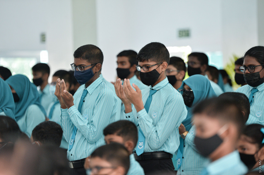 އޮގަސްޓް 10، 2021: ދިރާސީ އާ އަހަރު ފެށުމާ ގުޅިގެން ރެހެންދި ސްކޫލްގައި ބޭއްވި ހާއްސަ އެސެމްބްލީގެ ތެރެއިން: މި އެސެމްބްލީ ޝަރަފުވެރިކޮށްދެއްވީ ރައީސް އިބްރާހިމް މުހައްމަދު ސޯލިހް އާއި އެޑިއުކޭޝަން މިނިސްޓަރ އައިޝަތު އަލީ -- ސަން ފޮޓޯ/ ފަޔާޒު މޫސާ