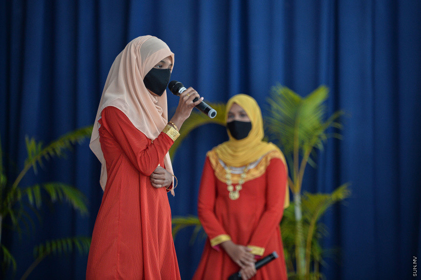 އޮގަސްޓް 10، 2021: ދިރާސީ އާ އަހަރު ފެށުމާ ގުޅިގެން ރެހެންދި ސްކޫލްގައި ބޭއްވި ހާއްސަ އެސެމްބްލީގެ ތެރެއިން: މި އެސެމްބްލީ ޝަރަފުވެރިކޮށްދެއްވީ ރައީސް އިބްރާހިމް މުހައްމަދު ސޯލިހް އާއި އެޑިއުކޭޝަން މިނިސްޓަރ އައިޝަތު އަލީ -- ސަން ފޮޓޯ/ ފަޔާޒު މޫސާ