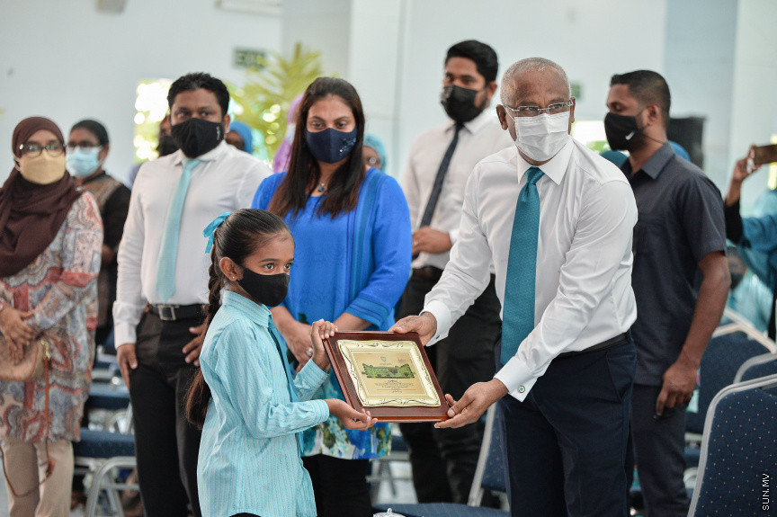 އޮގަސްޓް 10، 2021: ދިރާސީ އާ އަހަރު ފެށުމާ ގުޅިގެން ރެހެންދި ސްކޫލްގައި ބޭއްވި ހާއްސަ އެސެމްބްލީގެ ތެރެއިން: މި އެސެމްބްލީ ޝަރަފުވެރިކޮށްދެއްވީ ރައީސް އިބްރާހިމް މުހައްމަދު ސޯލިހް އާއި އެޑިއުކޭޝަން މިނިސްޓަރ އައިޝަތު އަލީ -- ސަން ފޮޓޯ/ ފަޔާޒު މޫސާ