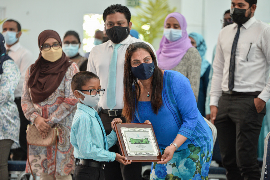އޮގަސްޓް 10، 2021: ދިރާސީ އާ އަހަރު ފެށުމާ ގުޅިގެން ރެހެންދި ސްކޫލްގައި ބޭއްވި ހާއްސަ އެސެމްބްލީގެ ތެރެއިން: މި އެސެމްބްލީ ޝަރަފުވެރިކޮށްދެއްވީ ރައީސް އިބްރާހިމް މުހައްމަދު ސޯލިހް އާއި އެޑިއުކޭޝަން މިނިސްޓަރ އައިޝަތު އަލީ -- ސަން ފޮޓޯ/ ފަޔާޒު މޫސާ
