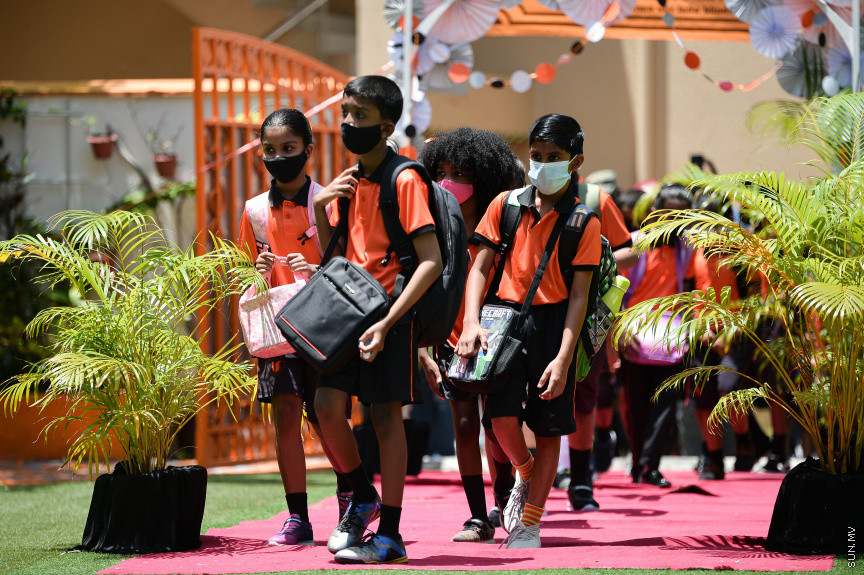 އޮގަސްޓް 10، 2021: ދުނިޔެއަށް ކުރިމަތިވި ކޮވިޑް-19 ބަލިމަޑުކަމާއެކު އެންމެ ބޮޑު ލޮޅުމެއް އައީ ތައުލީމީ ދާއިރާށެވެ، ދޮޅު އަހަރެއްހާ ދުވަހު ސްކޫލުތައް ބަންދު ކުރުމަށް ފަހު، އާ އަޒުމަކާއެކު 92,930 ދަރިވަރުން އަހަރެއްގެ މެދު ތެރެއިން ސްކޫލްތައް ހުޅުވައި  ދިރާސީ އާ އަހަރުގެ ކިޔެވުން ފެށުން -- ސަން ފޮޓޯ/ ފަޔާޒު މޫސާ