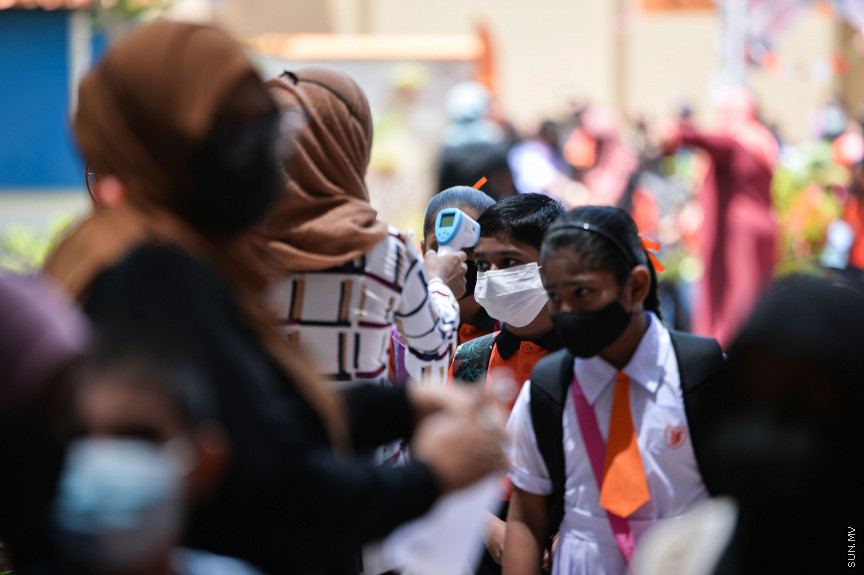 އޮގަސްޓް 10، 2021: ދުނިޔެއަށް ކުރިމަތިވި ކޮވިޑް-19 ބަލިމަޑުކަމާއެކު އެންމެ ބޮޑު ލޮޅުމެއް އައީ ތައުލީމީ ދާއިރާށެވެ، ދޮޅު އަހަރެއްހާ ދުވަހު ސްކޫލުތައް ބަންދު ކުރުމަށް ފަހު، އާ އަޒުމަކާއެކު 92,930 ދަރިވަރުން އަހަރެއްގެ މެދު ތެރެއިން ސްކޫލްތައް ހުޅުވައި  ދިރާސީ އާ އަހަރުގެ ކިޔެވުން ފެށުން -- ސަން ފޮޓޯ/ ފަޔާޒު މޫސާ
