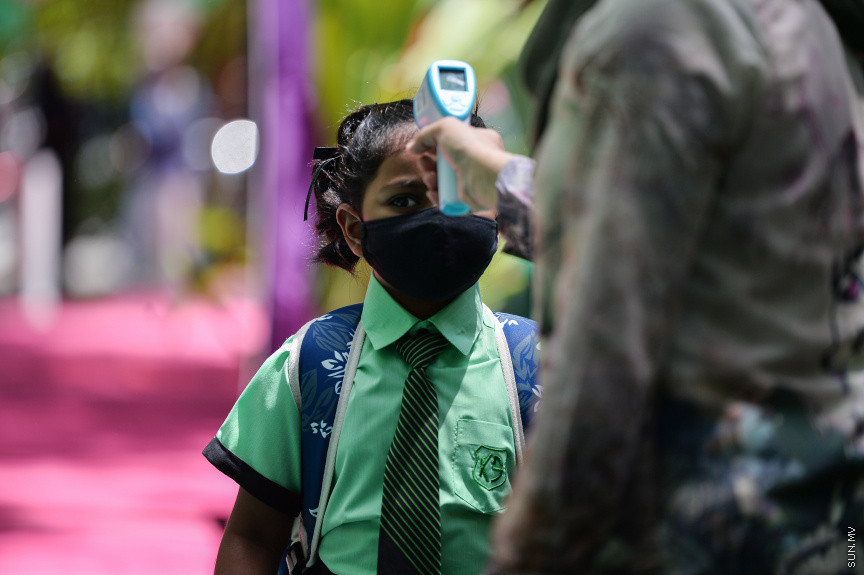އޮގަސްޓް 10، 2021: ދުނިޔެއަށް ކުރިމަތިވި ކޮވިޑް-19 ބަލިމަޑުކަމާއެކު އެންމެ ބޮޑު ލޮޅުމެއް އައީ ތައުލީމީ ދާއިރާށެވެ، ދޮޅު އަހަރެއްހާ ދުވަހު ސްކޫލުތައް ބަންދު ކުރުމަށް ފަހު، އާ އަޒުމަކާއެކު 92,930 ދަރިވަރުން އަހަރެއްގެ މެދު ތެރެއިން ސްކޫލްތައް ހުޅުވައި  ދިރާސީ އާ އަހަރުގެ ކިޔެވުން ފެށުން -- ސަން ފޮޓޯ/ ފަޔާޒު މޫސާ