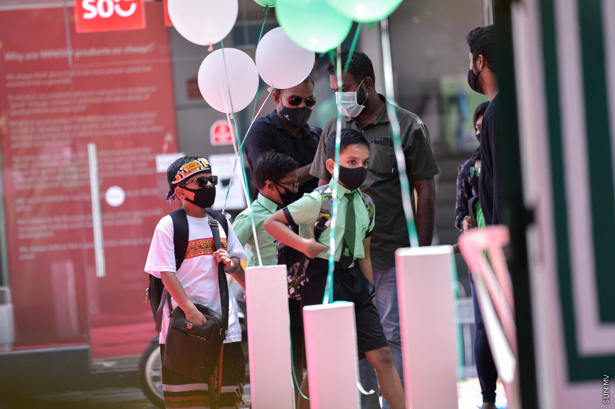 އޮގަސްޓް 10، 2021: ދުނިޔެއަށް ކުރިމަތިވި ކޮވިޑް-19 ބަލިމަޑުކަމާއެކު އެންމެ ބޮޑު ލޮޅުމެއް އައީ ތައުލީމީ ދާއިރާށެވެ، ދޮޅު އަހަރެއްހާ ދުވަހު ސްކޫލުތައް ބަންދު ކުރުމަށް ފަހު، އާ އަޒުމަކާއެކު 92,930 ދަރިވަރުން އަހަރެއްގެ މެދު ތެރެއިން ސްކޫލްތައް ހުޅުވައި  ދިރާސީ އާ އަހަރުގެ ކިޔެވުން ފެށުން -- ސަން ފޮޓޯ/ ފަޔާޒު މޫސާ