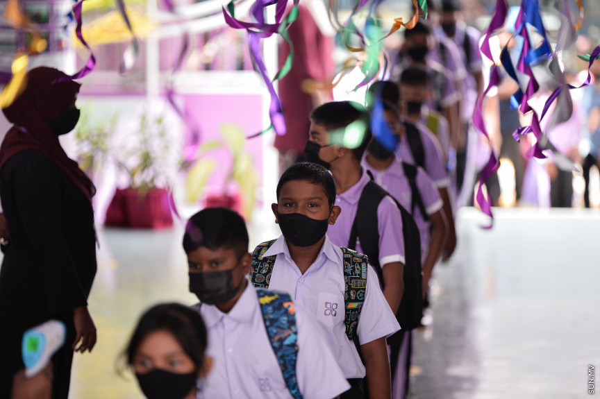 އޮގަސްޓް 10، 2021: ދުނިޔެއަށް ކުރިމަތިވި ކޮވިޑް-19 ބަލިމަޑުކަމާއެކު އެންމެ ބޮޑު ލޮޅުމެއް އައީ ތައުލީމީ ދާއިރާށެވެ، ދޮޅު އަހަރެއްހާ ދުވަހު ސްކޫލުތައް ބަންދު ކުރުމަށް ފަހު، އާ އަޒުމަކާއެކު 92,930 ދަރިވަރުން އަހަރެއްގެ މެދު ތެރެއިން ސްކޫލްތައް ހުޅުވައި  ދިރާސީ އާ އަހަރުގެ ކިޔެވުން ފެށުން -- ސަން ފޮޓޯ/ ފަޔާޒު މޫސާ