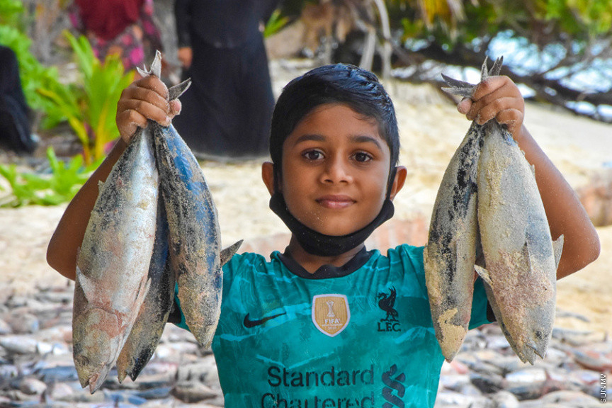 ހުޅަނގު މޫސުމާއެކު ބުރުނީގެ ގޮނޑުދޮށަށް ގިނަ އަދަދެއްގެ ރާގޮނޑި ތިލަވުން: ކޮންމެ އަހަރަކުހެން ހުޅަނގު މޫސުމާއެކު އެރަށަށް ވެރިވެގަންނަނީ ރާގޮނޑީގެ "މަސްވެރިކަމުގެ އީދެކޭ" ބުނުމަކީ ދޮގަކަށް ނުވާނެއެވެ. ފޯރިއާ މަޖަލުގައި އެންމެންވެސް ޝާމިލުވެގެންނަނީ މަސް ހިފާށެވެ. -- ފޮޓޯ/ ބުރުނި ފޭސްބުކް ޕޭޖް