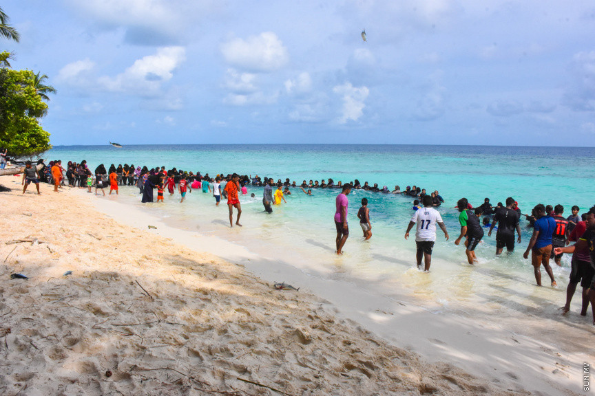 ހުޅަނގު މޫސުމާއެކު ބުރުނީގެ ގޮނޑުދޮށަށް ގިނަ އަދަދެއްގެ ރާގޮނޑި ތިލަވުން: ކޮންމެ އަހަރަކުހެން ހުޅަނގު މޫސުމާއެކު އެރަށަށް ވެރިވެގަންނަނީ ރާގޮނޑީގެ "މަސްވެރިކަމުގެ އީދެކޭ" ބުނުމަކީ ދޮގަކަށް ނުވާނެއެވެ. ފޯރިއާ މަޖަލުގައި އެންމެންވެސް ޝާމިލުވެގެންނަނީ މަސް ހިފާށެވެ. -- ފޮޓޯ/ ބުރުނި ފޭސްބުކް ޕޭޖް