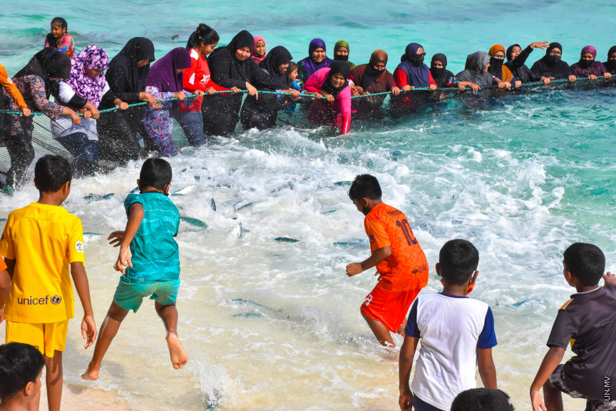 ހުޅަނގު މޫސުމާއެކު ބުރުނީގެ ގޮނޑުދޮށަށް ގިނަ އަދަދެއްގެ ރާގޮނޑި ތިލަވުން: ކޮންމެ އަހަރަކުހެން ހުޅަނގު މޫސުމާއެކު އެރަށަށް ވެރިވެގަންނަނީ ރާގޮނޑީގެ "މަސްވެރިކަމުގެ އީދެކޭ" ބުނުމަކީ ދޮގަކަށް ނުވާނެއެވެ. ފޯރިއާ މަޖަލުގައި އެންމެންވެސް ޝާމިލުވެގެންނަނީ މަސް ހިފާށެވެ. -- ފޮޓޯ/ ބުރުނި ފޭސްބުކް ޕޭޖް