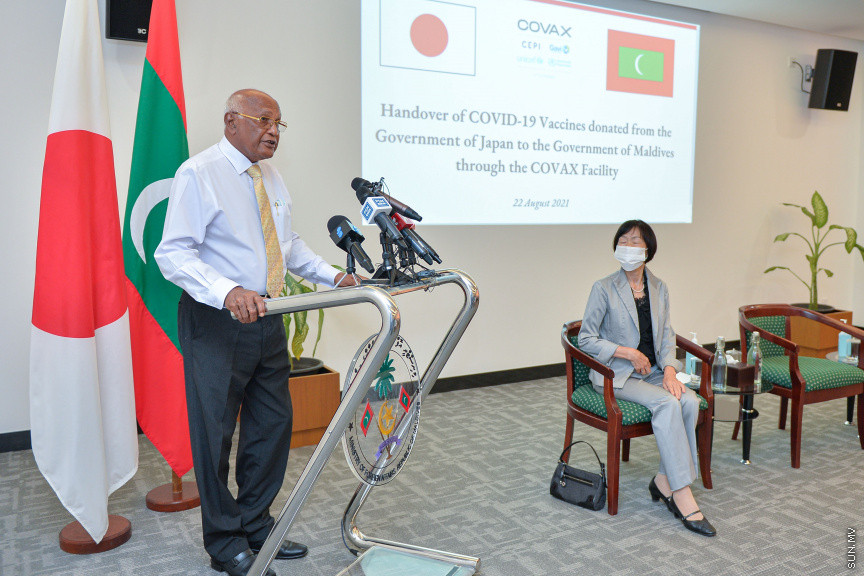 އޮގަސްޓް 22، 2021: ޖަޕާނުން ރާއްޖެއަށް ހަދިޔާކުރި އެސްޓްރާޒެނެކާ ވެކްސިންގެ ޝިޕްމެންޓް ހަވާލުކުރުމަށް ފޮރިން މިނިސްޓްރީގައި ބޭއްވި ހާއްސަ ރަސްމިއްޔާތުގެ ތެރެއިން: ޖަޕާނުން ހަދިޔާކޮށްފައި ވަނީ ވެކްސިންގެ ޖުމްލަ 112،000 ޑޯޒް -- ސަން ފޮޓޯ/ ފަޔާޒު މޫސާ